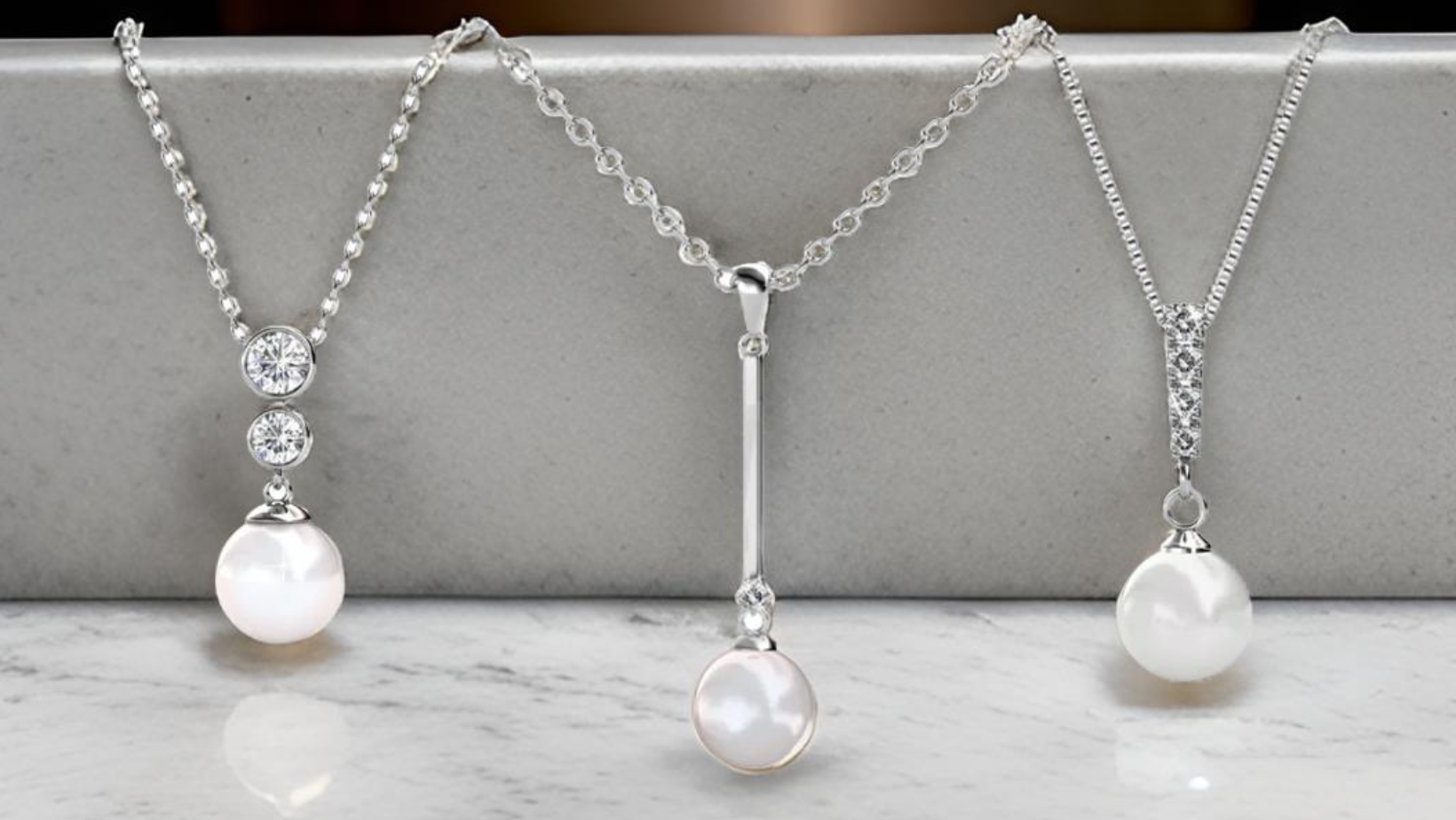 The Perfect Gift: A Timeless Pendant Necklace Set