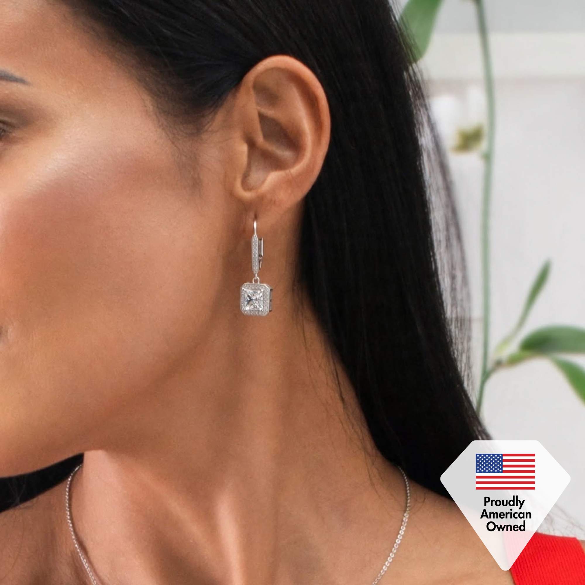 Aretes colgantes con halo chapado en oro blanco de 18 k Ivy con cristal de circonita de talla princesa