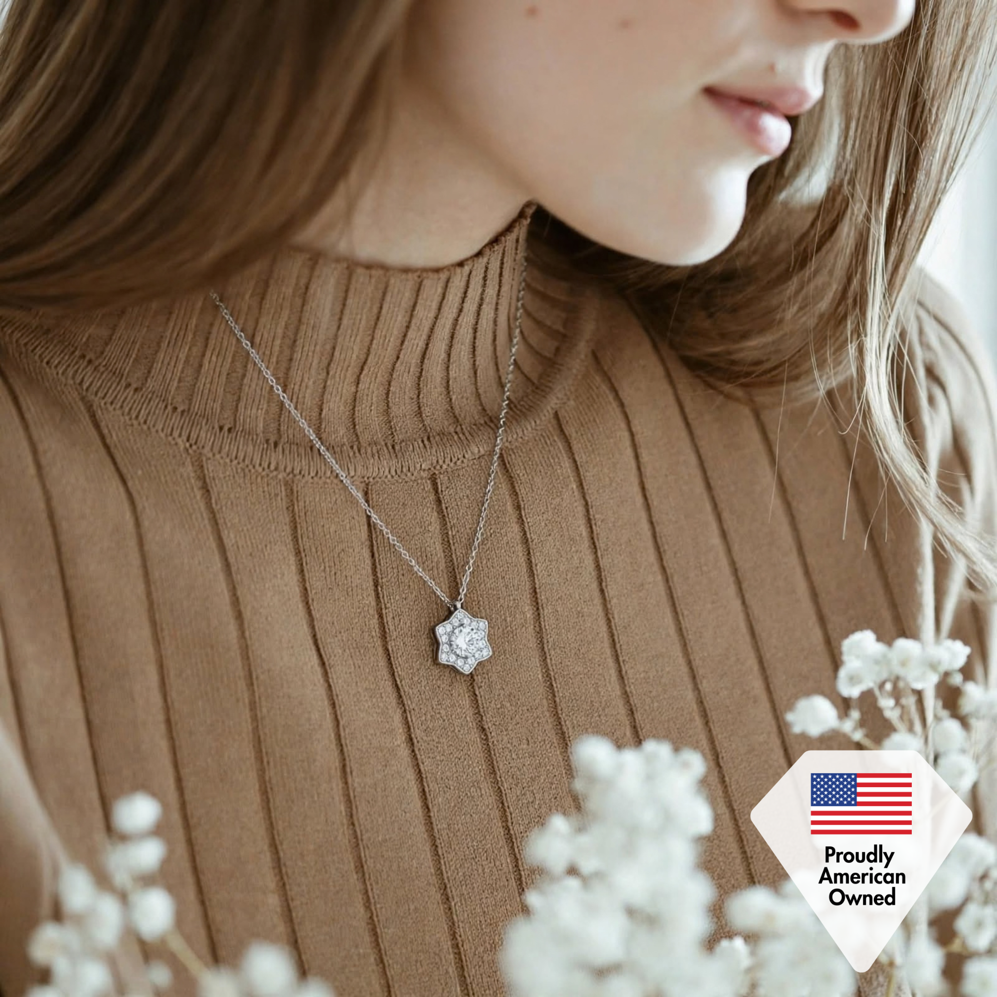 Juego de aretes y collar con colgante de Swarovski chapado en oro blanco de 18 quilates de Poppy